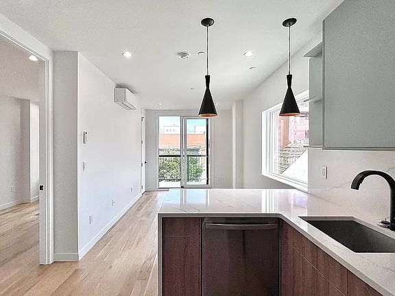 5th image of 27-10 Crescent St #4F