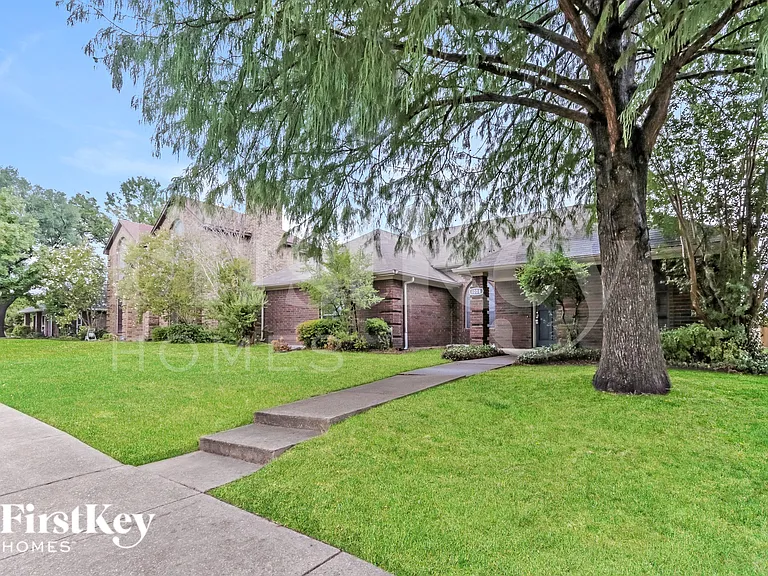 1008 Micarta Dr — Photo 2