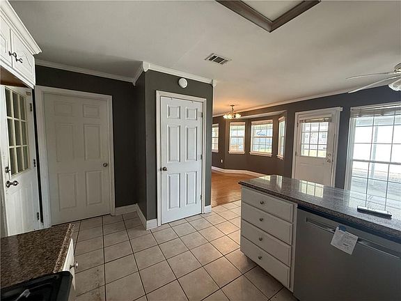 5th image of 200 Tigerlily Dr
