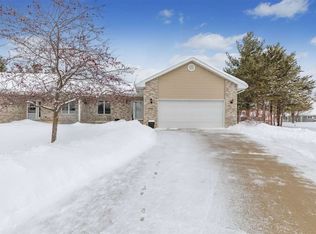 3406 Clearview Dr, Cedar Falls, IA 50613