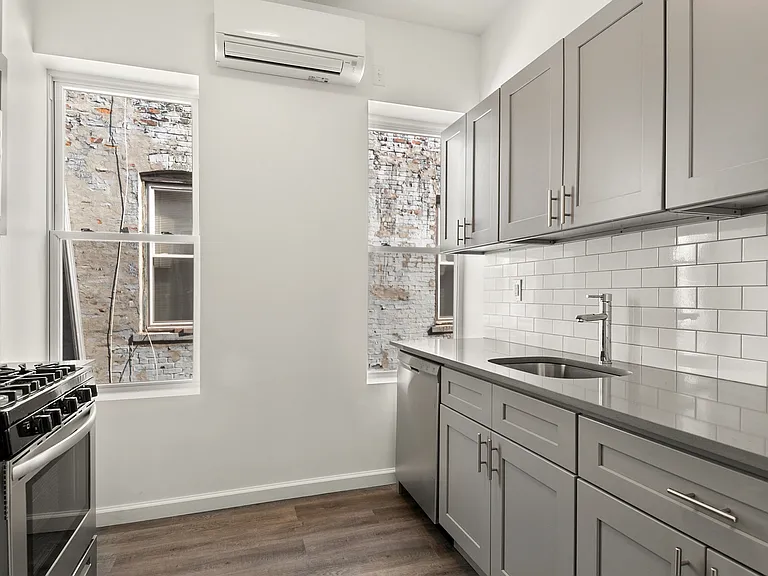 1047 Morris Ave #5 — Photo 9