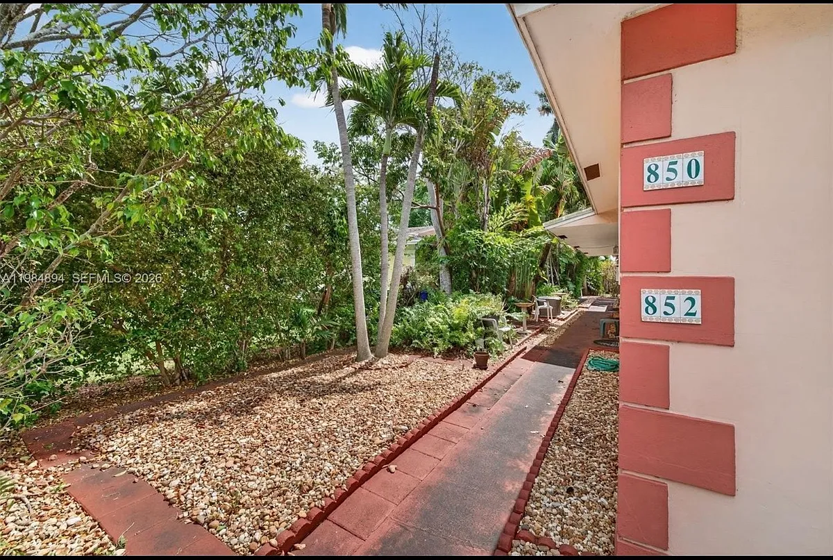 Building Photo - 850-852 SW 12th Ct