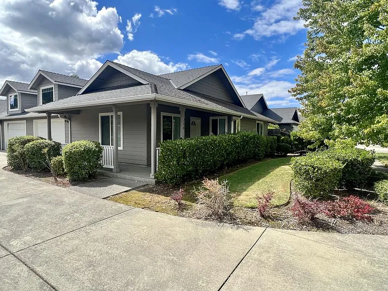 1268 SW Sun Glo Dr — Photo 1