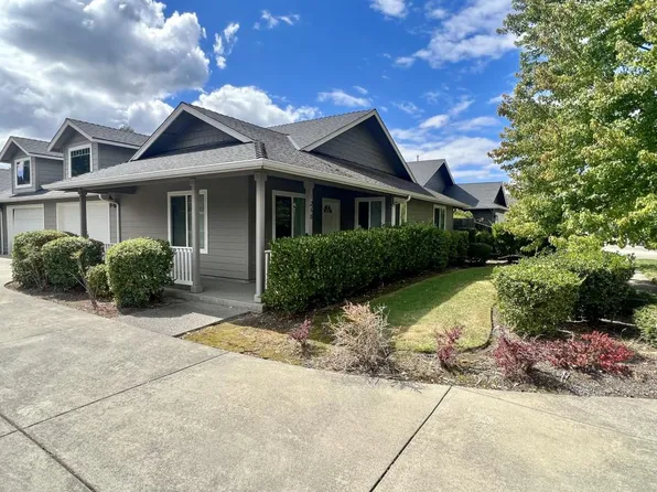 1268 SW Sun Glo Dr, Grants Pass, OR 97527