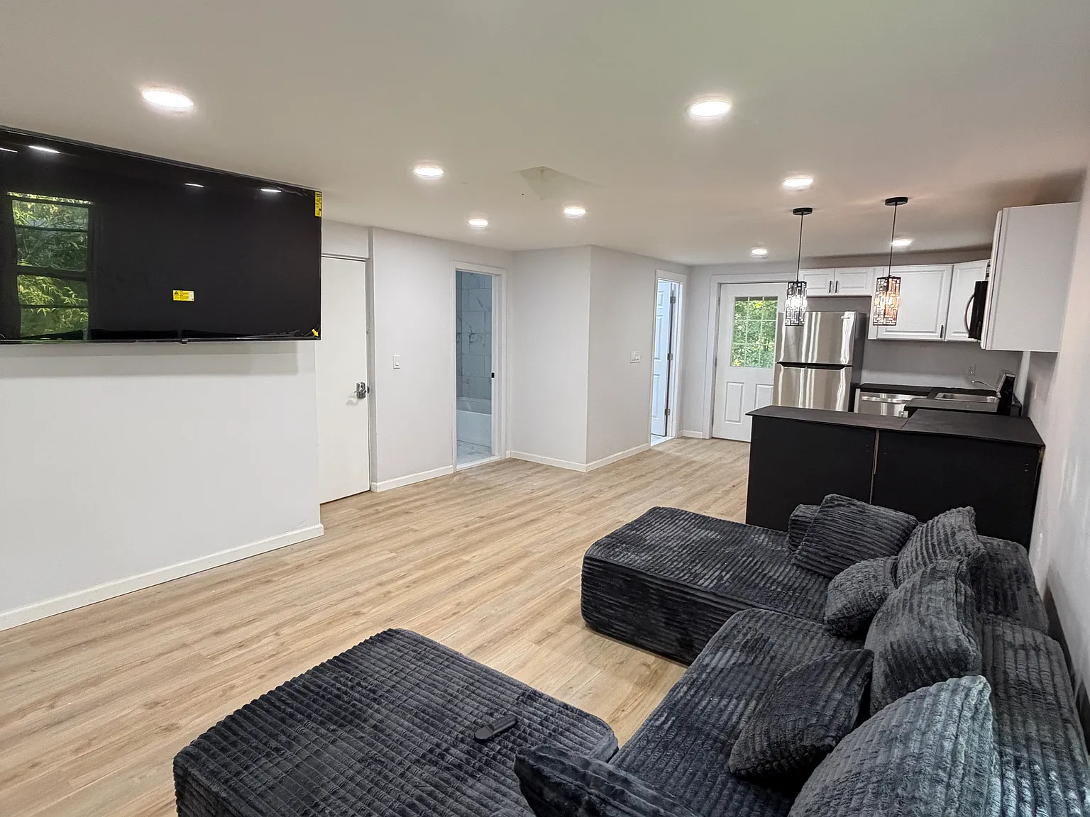 6 bed, 2500 sqft, $4,500 — Photo 2