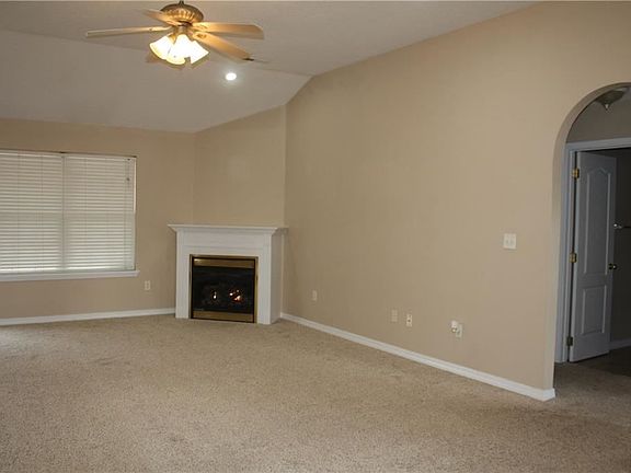 3rd image of 103 N Maple Leaf Ave