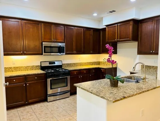 3 bed, 2.5 bath, 1696 sqft, $3,050 — Photo 2