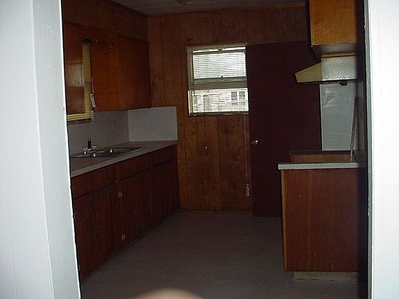 4th image of 1213 E Jackson St