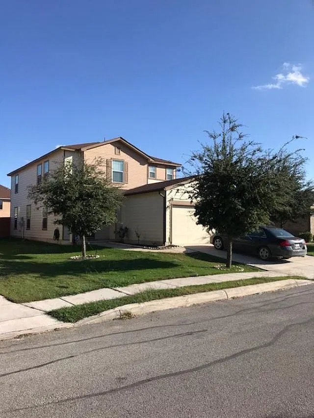 4 bed, 2.5 bath, 2496 sqft, $1,850 — Photo 1
