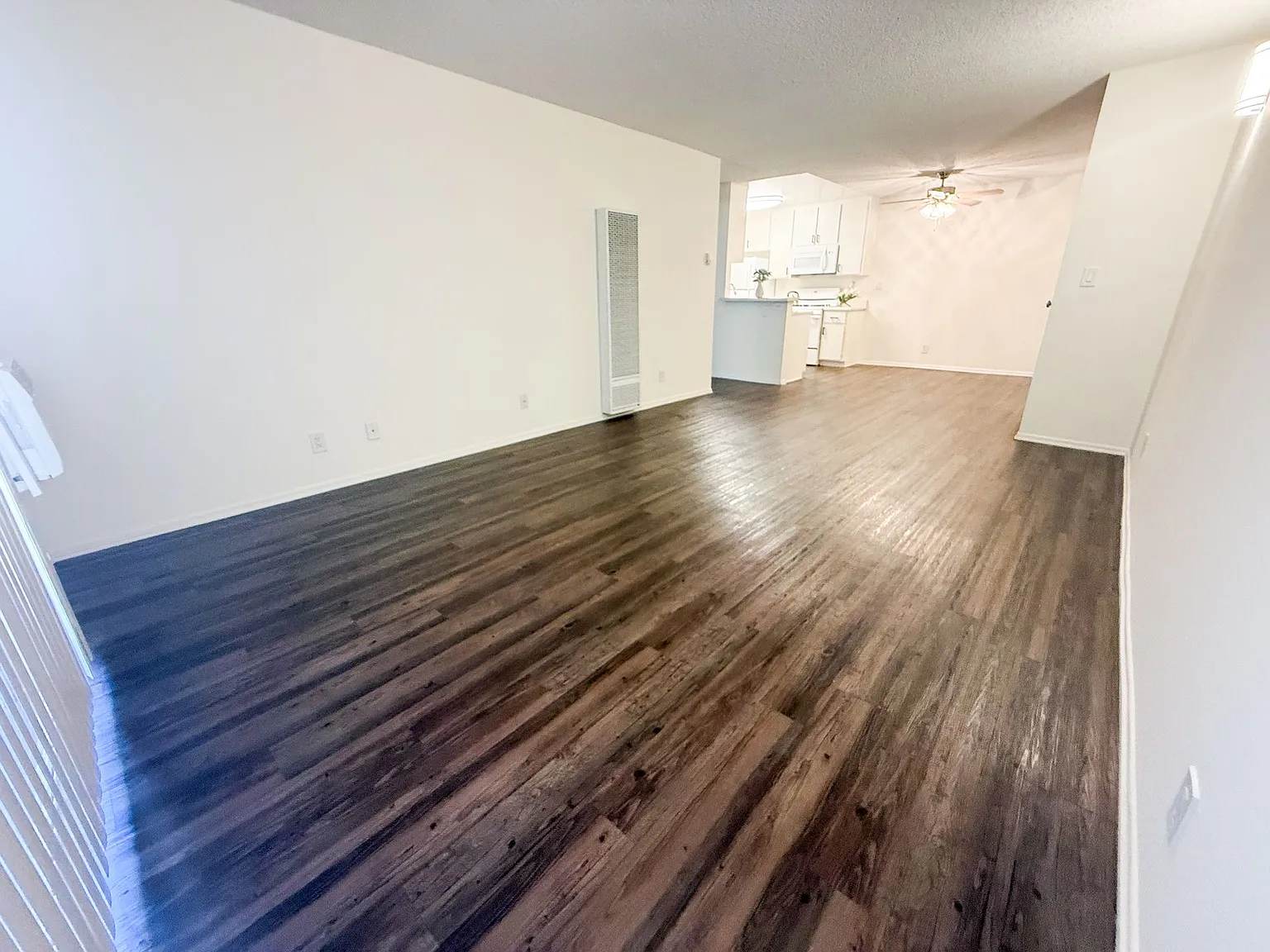11018 Moorpark Apartments — Photo 2