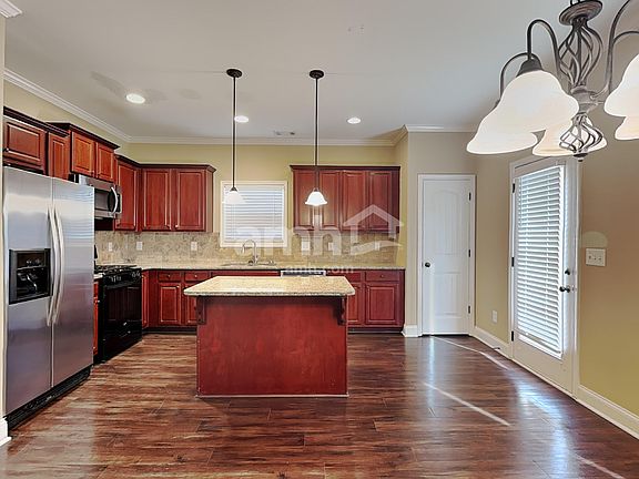 4th image of 304 Ascott Ln
