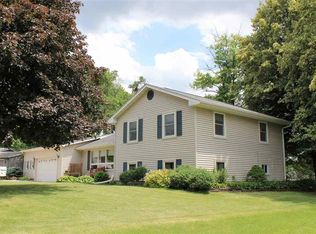 1355 Ridgecrest Dr, Clinton, IA 52732