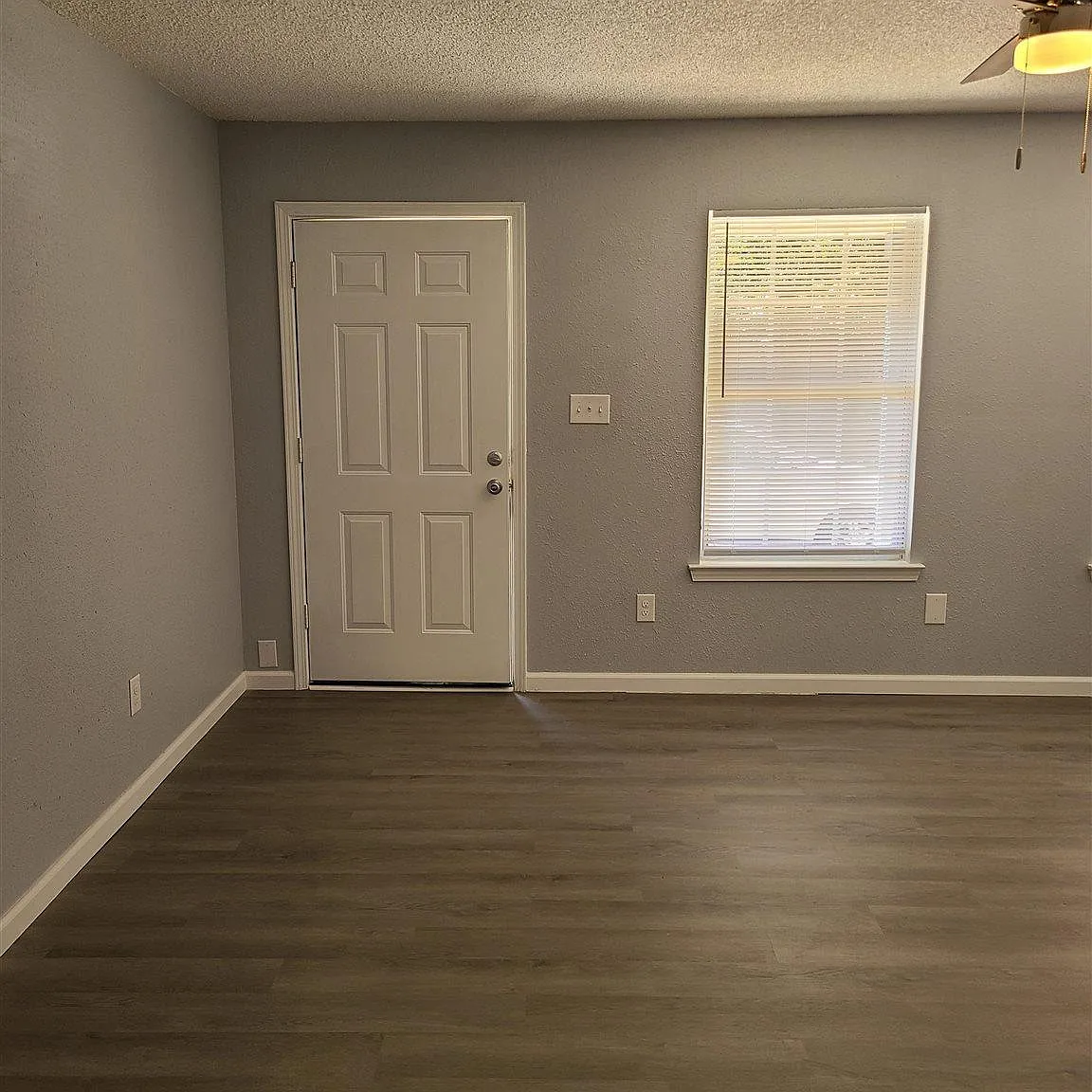 3 bed, 935 sqft, $1,350 — Photo 2