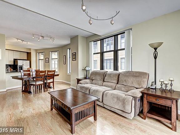 Living Room (3 of 3)
