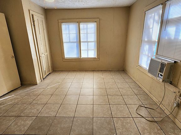 3rd image of 1215 N Culberson St