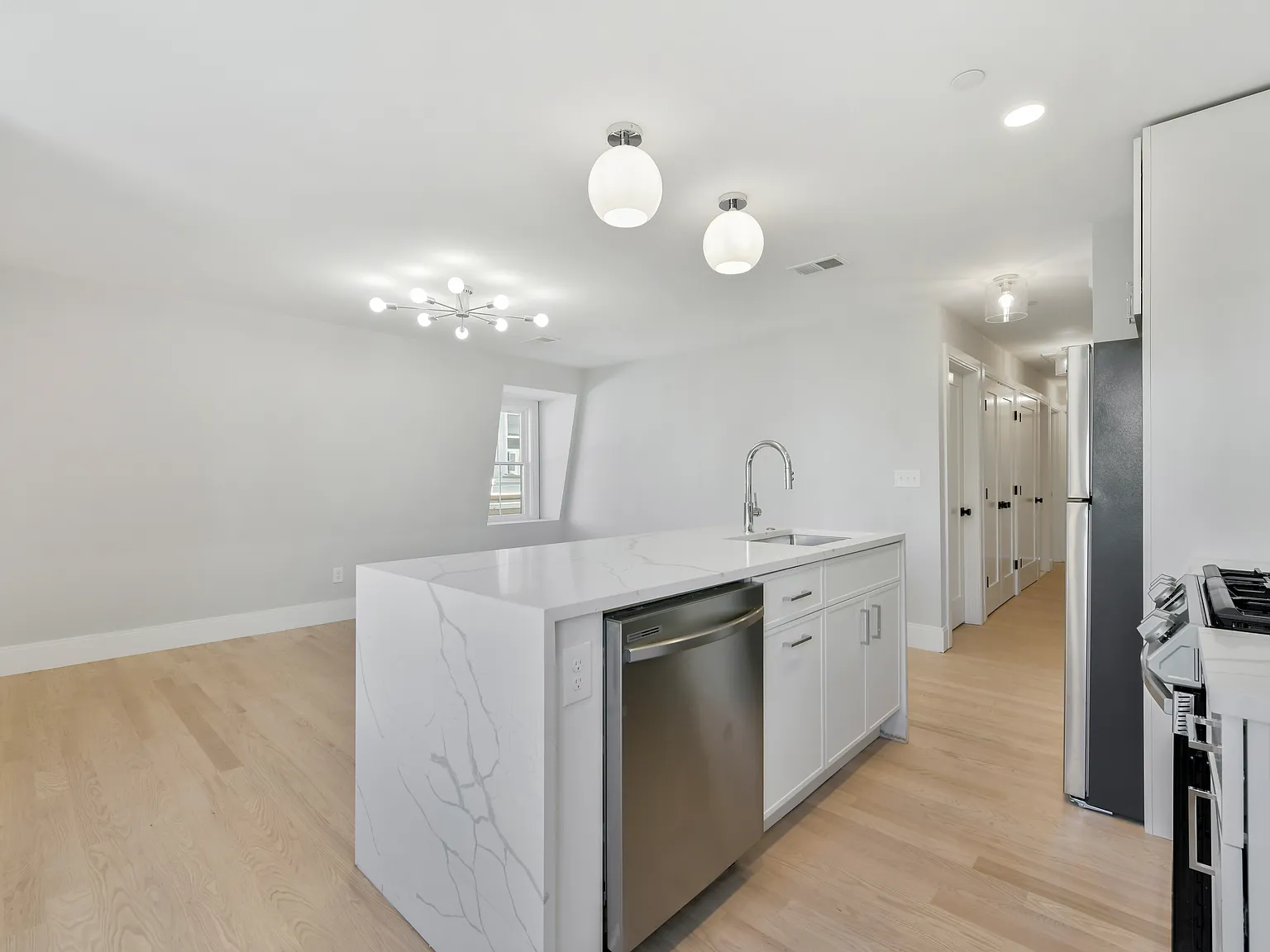 3 bed, 910 sqft, $3,595 — Photo 2