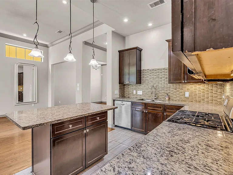 1535 Woodbend Park W — Photo 19