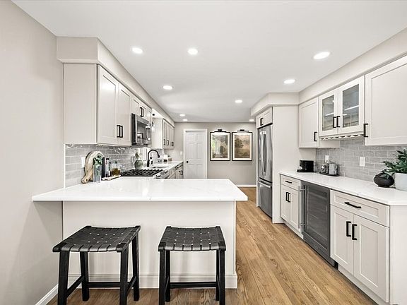 5th image of 376 Hancock St