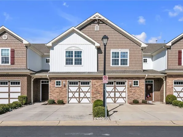 424 Autumn Green Ln, Chesapeake, VA 23320