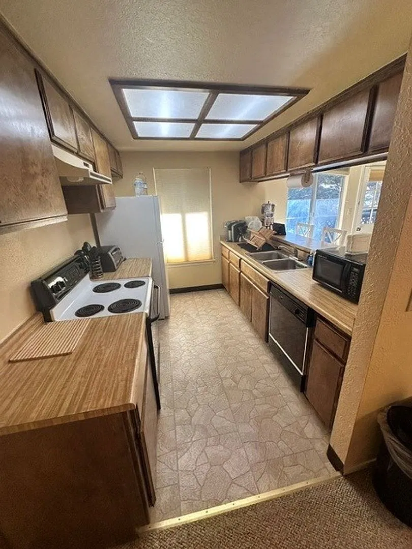 Multi level ped negotialble 2Bd unit available in Zephyr Cove available now! — Photo 4