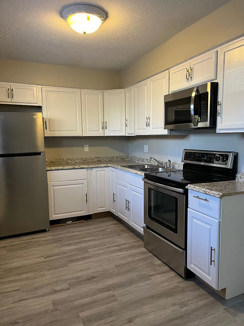 704 S Golfcrest Rd — Photo 2
