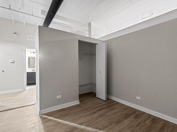 5th image of 523 S Plymouth Ct APT 505