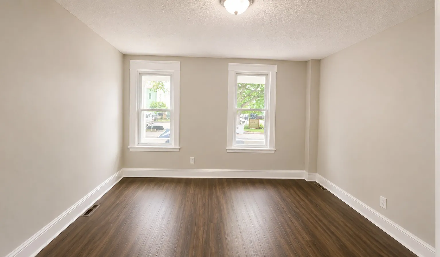 3 bed, 1055 sqft, $2,100 — Photo 4