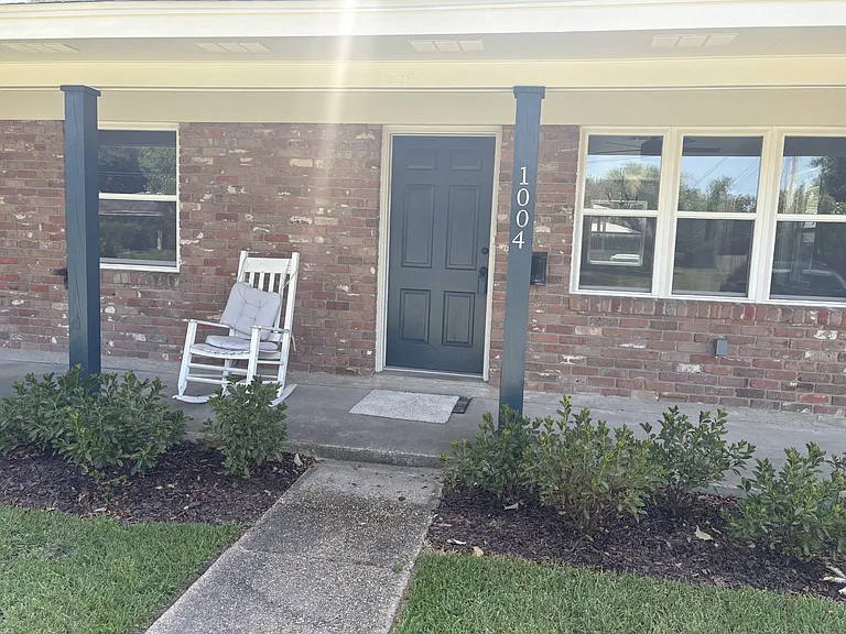 1004 Wilson Dr — Photo 1