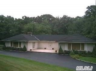 3 Uphill Ln, Woodbury, NY 11797