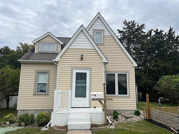 2nd image of 411 13th St SW