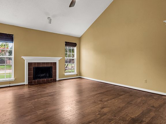 3rd image of 1407 Broadmoor Dr