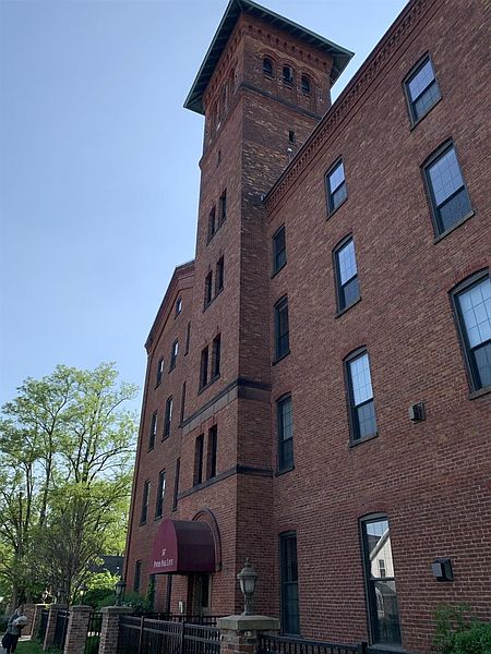 2nd image of 387 3RD Avenue