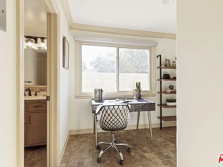 272 N Chester Ave #101 — Photo 16