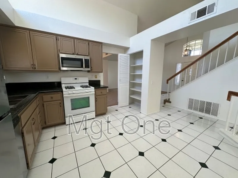 3 bed, 3.0 bath, 1587 sqft, $3,095 — Photo 4