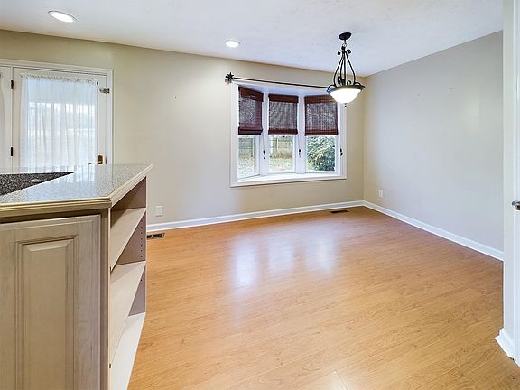 5th image of 73 Horseshoe Dr
