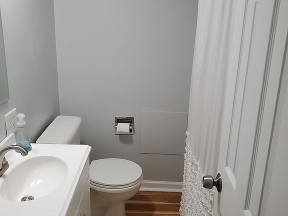 Updated bath with tub/shower