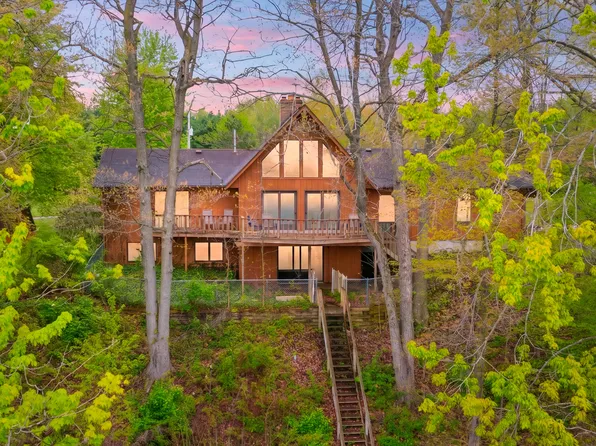 28323 Northern Bluff Dr, Gobles, MI 49055