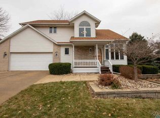 521 N Oak Ridge Rd, Brandon, SD 57005