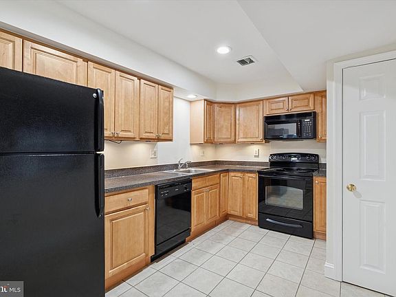 4th image of 560 Newbury Ct