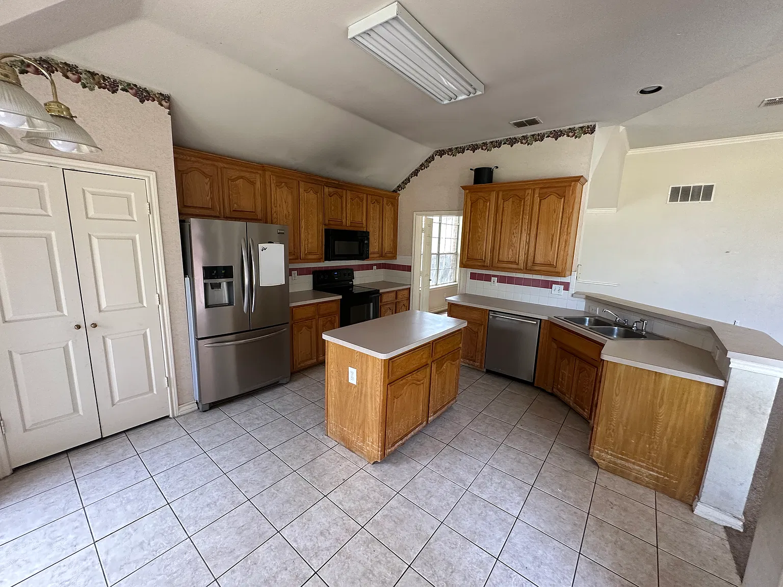 5 bed, 2823 sqft, $2,795 — Photo 2