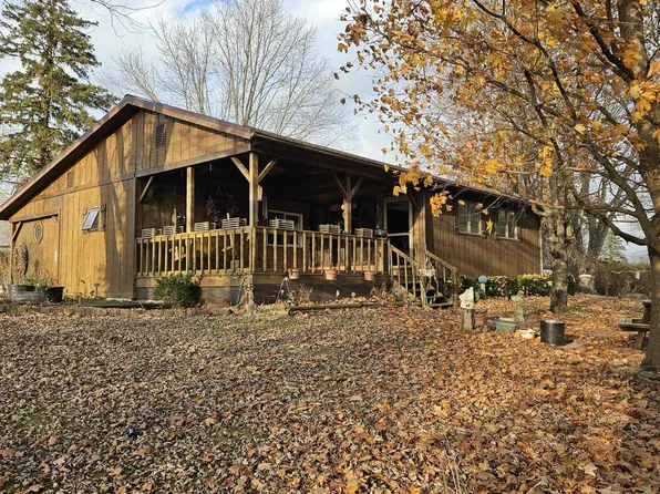558 N Lakeshore Dr, Albion, IN 46701