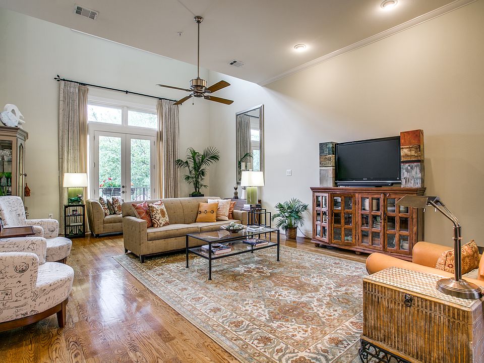 Huge LR with 12'+ ceilings