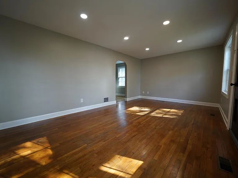 2217 Fort St — Photo 3