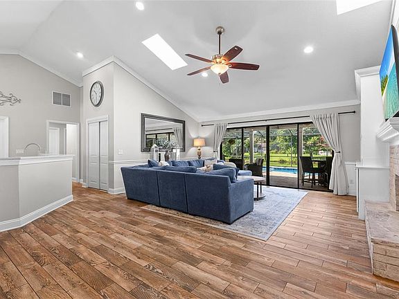 5th image of 807 RIVERBEND BOULEVARD