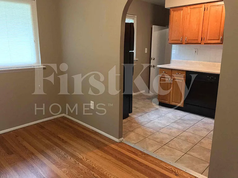 910 Claver Ln — Photo 5