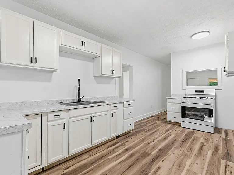 909 Indiana Ave — Photo 11