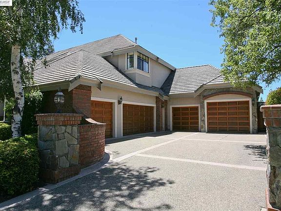 3rd image of 31 Deer Creek Ln