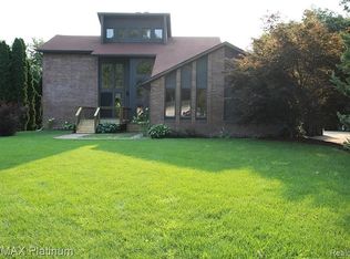 30095 Cobblestone Ct, New Hudson, MI