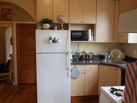4th image of 1402 N Ashland Ave