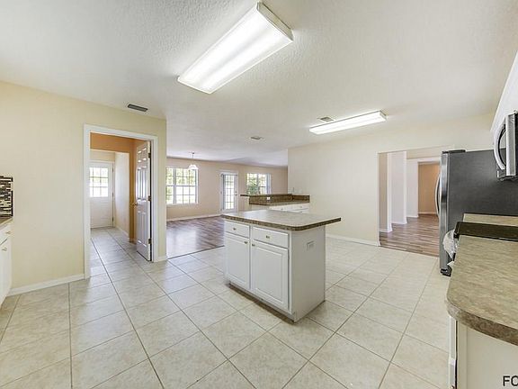 4th image of 11 Freeland Ln